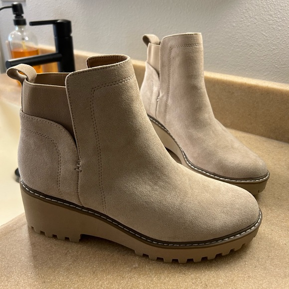 Dolce Vita booties NWOT - Picture 2 of 6